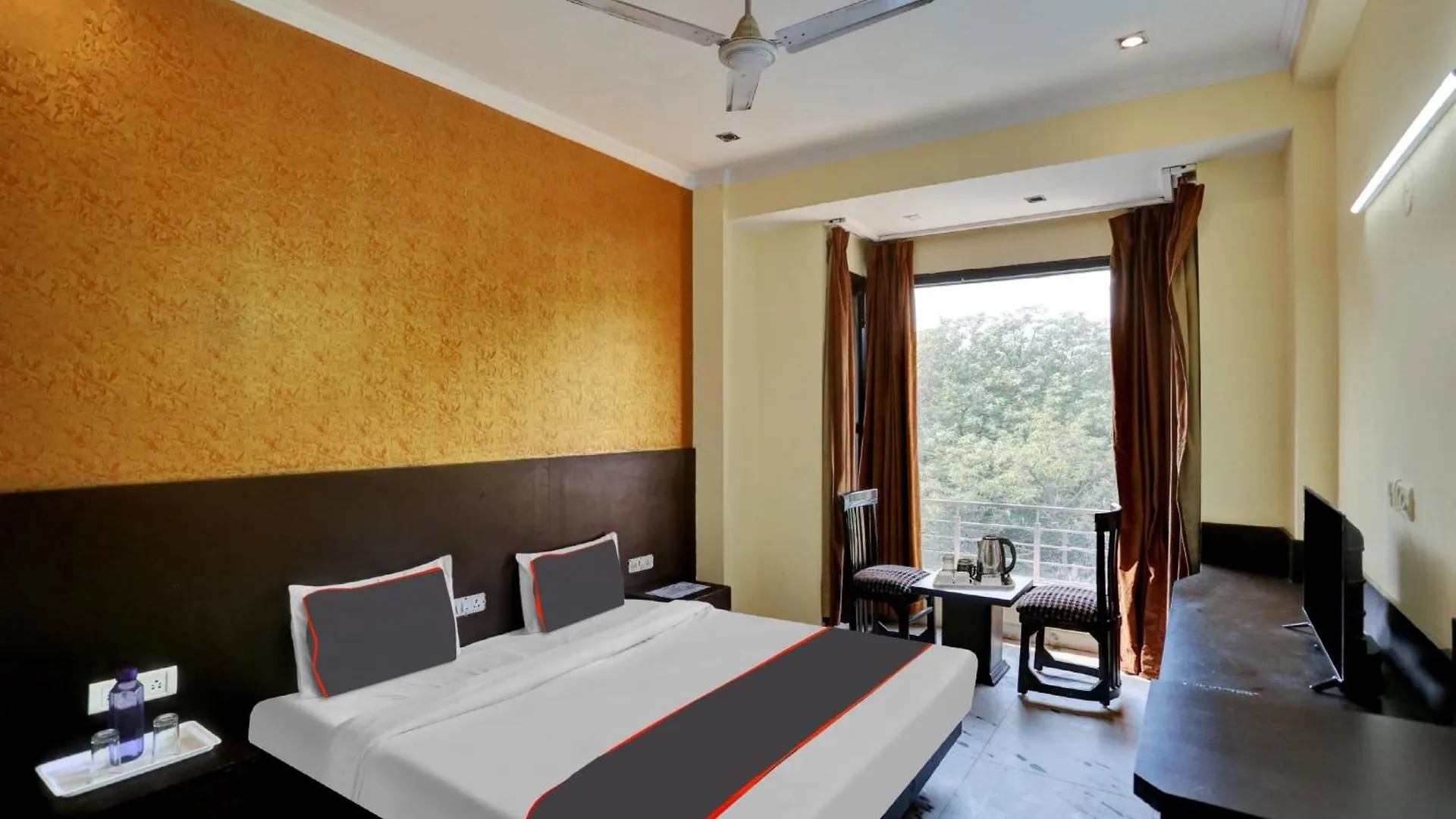Hotel Platinum Sqs Key Γκουργκάον 3*,