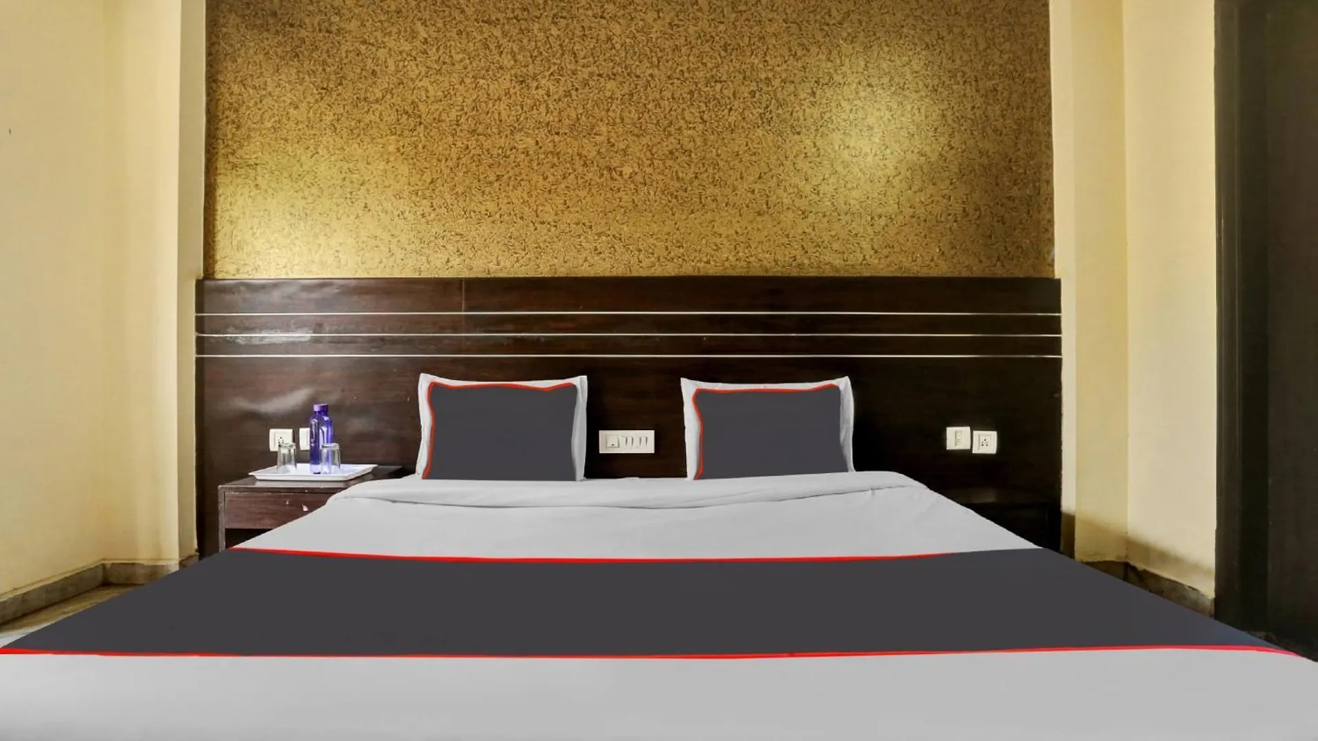 Hotel Platinum Sqs Key Γκουργκάον